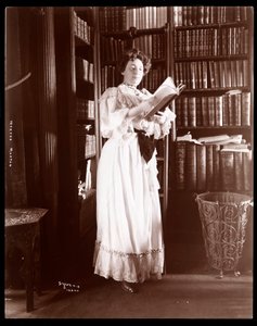 Martha Morton kütüphanesinde, 1902 (gümüş jelatin baskı)